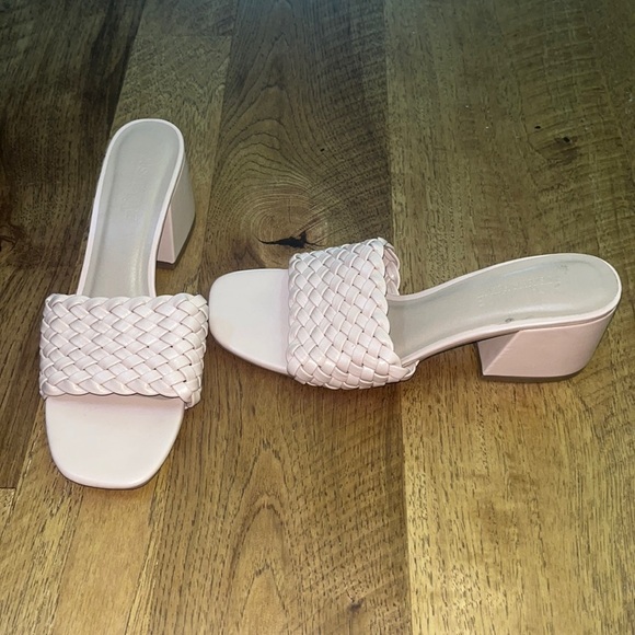 Cushionaire Woman’s Light Pink Slip on Heels - Picture 1 of 6